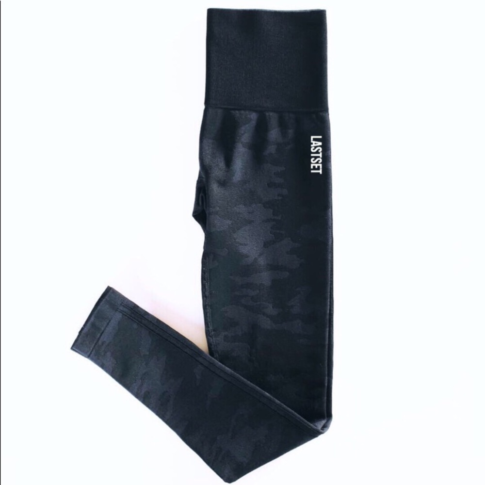 NWOT Last set seamless camo leggings